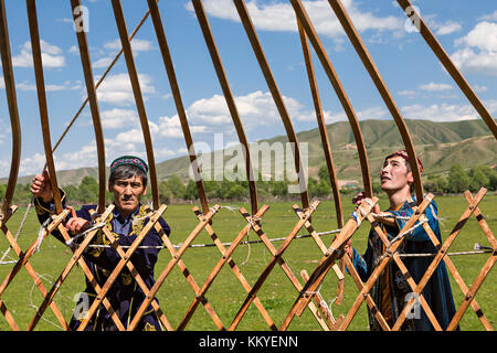 Kazakhs construire une tente nomade connu sous le nom d'une yourte, dans village, au Kazakhstan. retournerais sans hésiter Banque D'Images