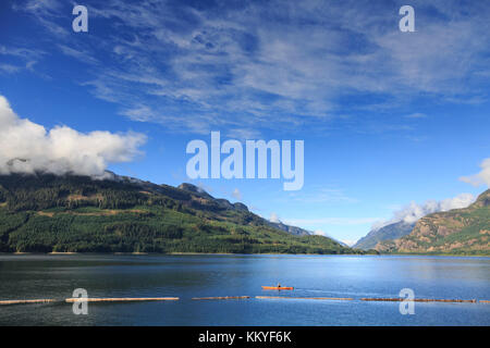 La kayakiste sur le lac Upper Campbell dans proviental Strathcona Park, l'île de Vancouver, Colombie-Britannique, Canada Banque D'Images