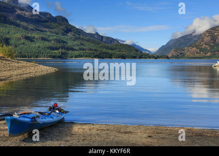 Kayak sur les banques de la région de Lac Campbell dans Proviental Strathcona Park, l'île de Vancouver, Colombie-Britannique, Canada Banque D'Images