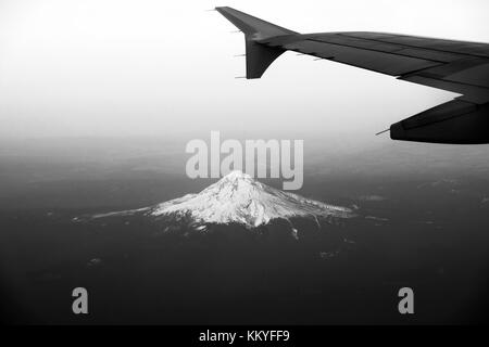 Vue aérienne noir et blanc de la neige sur le mont Hood et l'aile d'un avion à partir de la fenêtre d'un avion en vol de Portland, Oregon, Kathy DEWITT Banque D'Images