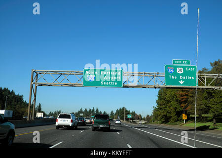 Voitures en conduite sous la route des signes sur le chemin de l'aéroport de Portland en Oregon, USA PDX KATHY DEWITT Banque D'Images