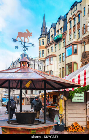 Riga, Lettonie - 28 décembre 2016 : chaudière à bois sur le marché de Noël à la place du Dôme de Riga old town en hiver Banque D'Images