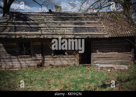 Ancienne maison détruite dans le village. l'arrière-plan de campagne paysage. Banque D'Images