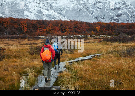 Randonneurs sur la promenade sur la voie à la Laguna de los tres, Parque Nacional Los Glaciares (zone du patrimoine mondial), Patagonie, Argentine, Amérique du Sud (M.) Banque D'Images