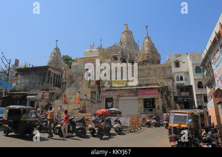 Personnes visitent Jagdish temple à Udaipur en Inde. Jagdish temple est un grand temple hindou construit en 1651. Banque D'Images