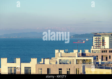 Vue du haut de la ville, situé sur le bord de la mer et entouré de montagnes. Banque D'Images