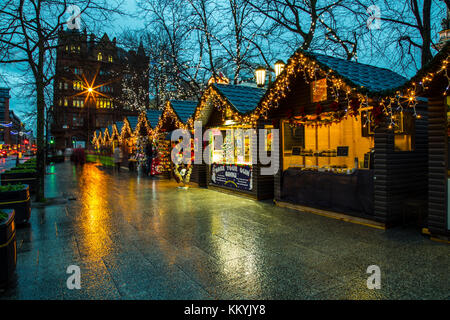 Belfast, en Irlande du Nord - 20 novembre 2017 - Marché de Noël à l'hôtel de ville. Un marché festif traditionnel sont tenus annuellement dans les jardins de l'hôtel de ville Banque D'Images