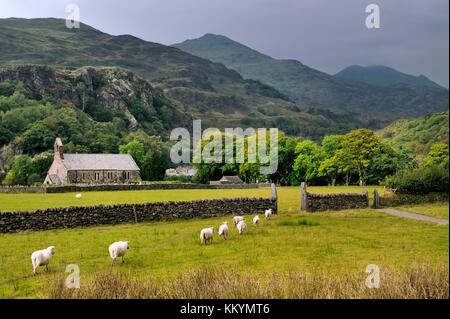 L'église de la Vierge Marie dans le village de montagnes de Snowdonia, Beddgelert Gwynedd, au nord du Pays de Galles. Au nord-est d'Y Lliwedd et an Aran Banque D'Images