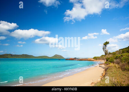 Un secret et une plage immaculée difficiles à atteindre à Antigua. Banque D'Images