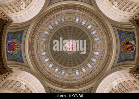 Dôme intérieur de l'étage de la rotonde du Capitole de l'État du Wisconsin à Madison, Wisconsin Banque D'Images