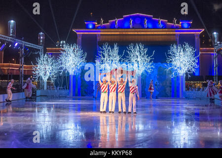 Spectacle traditionnel de Noël sur glace à Liseberg à Göteborg. Le marché de Noël du parc d'attractions de Liseberg est une tradition annuelle. Banque D'Images