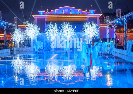 Spectacle traditionnel de Noël sur glace à Liseberg à Göteborg. Le marché de Noël du parc d'attractions de Liseberg est une tradition annuelle. Banque D'Images