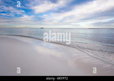 À titre exceptionnel, mer calme Plage de jabberwock à Antigua, à la recherche presque comme l'informatique graphique. La petite île est prickly pear island. Banque D'Images