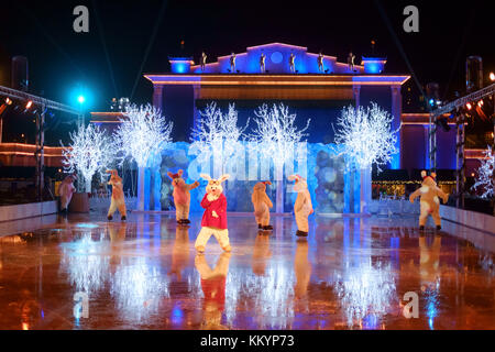 Spectacle traditionnel de Noël sur glace à Liseberg à Göteborg. Le marché de Noël du parc d'attractions de Liseberg est une tradition annuelle. Banque D'Images