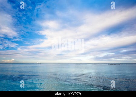 Calme exceptionnel à la mer plage de jabberwock à Antigua, à la recherche presque comme l'informatique graphique. La petite île est prickly pear island. Banque D'Images