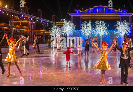 Spectacle traditionnel de Noël sur glace à Liseberg à Göteborg. Le marché de Noël du parc d'attractions de Liseberg est une tradition annuelle. Banque D'Images