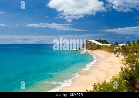 Curtain bluff beach and resort à Antigua. à l'horizon le volcan de Montserrat, tout juste une plus grosse éruption. Banque D'Images