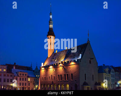 Hôtel de ville dans la vieille ville de Tallinn, Estonie en hiver. allumé tard dans la soirée Banque D'Images