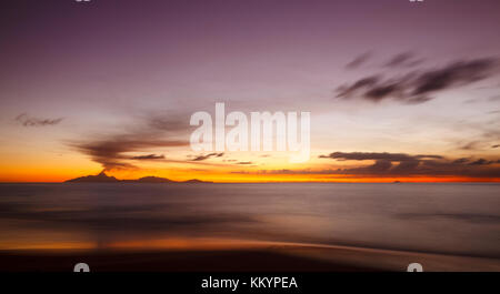 Point de vue d'un antiguan beach à la récente éruption du volcan de Montserrat en face d'un superbe ciel. longue exposition shot. Banque D'Images