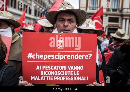 Rome, Italie. 09Th dec 2017 syndicat cgil italienne. ont organisé une manifestation pour protester contre la réforme des retraites du gouvernement italien à Rome, Italie le 02 décembre 2017. Des milliers de manifestants participent à une manifestation anti-gouvernement appelé par syndicat cgil pour protester contre l'augmentation automatique de l'âge de la pension à 67 ans en 2019. crédit : Giuseppe ciccia/pacific press/Alamy live news Banque D'Images