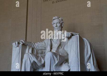 Une vue frontale de la statue de Lincoln dans le Lincoln Memorial, Washington DC, United States. Banque D'Images