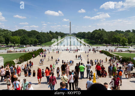 Vue depuis les marches du Lincoln Memorial vers la Reflecting Pool et le Monument de Washington, le National Mall, Washington DC, United States. Banque D'Images