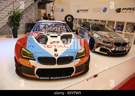 Essen, Allemagne. 06Th dec 2017. deux voitures de course de bmw sur l'affichage à l'Essen Motor Show sur Décembre 01, 2017 au parc des expositions de Essen (Allemagne). Le salon de l'automobile présente des motos, voitures et tuning pièces de plus de 500 exposants de différents pays. Essen Motor Show a lieu du 01 décembre jusqu'au 10 décembre 2017. crédit : maik boenisch/pacific press/Alamy live news Banque D'Images