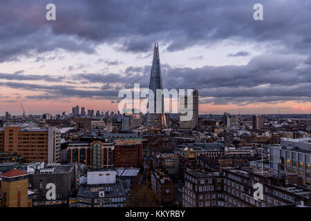 Vue aérienne des toits de la ville moderne de ville de Londres au coucher du soleil avec shard building Banque D'Images