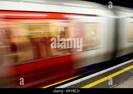 Déménagement motion blurred train sur le métro de Londres Banque D'Images