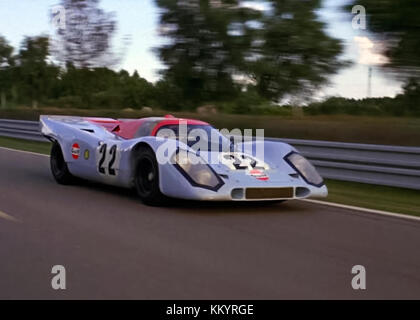 Steve McQueen comme pilote de course Michael Delaney pour conduire l'équipe du Golfe dans une Porsche 917 à partir de 'Le Mans' (1971) réalisé par Lee H. Katzin. Banque D'Images
