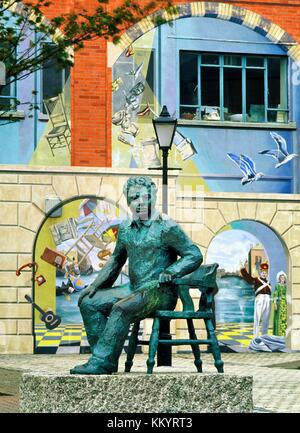 Statue du poète gallois Dylan Thomas auteur devant le théâtre de Dylan Thomas, Swansea, West Glamorgan, Pays de Galles, Royaume-Uni Banque D'Images