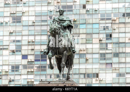 Bloc d'appartement et statue du Général Artigas sur la Plaza Independencia à Montevideo, Uruguay Banque D'Images