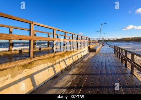 Promenade en bois le long de la mer baltique à darlowko. dans le nord de la Pologne. Banque D'Images