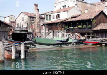 Le célèbre chantier naval, Squero, de S Trovaso, Venise, Italie, où les gondoles sont construits et réparés, à l'intersection de deux canaux, Banque D'Images