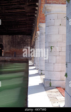 Le Gaggiandre, bassin à flot, dans l'Arsenal de Venise, l'architecte Jacopo Sansovino, l'un des plus grands architectes de Venise Banque D'Images