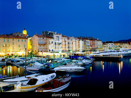 Le port de Saint Tropez, au crépuscule, en Côte d'Azur, d'Azur, France Banque D'Images