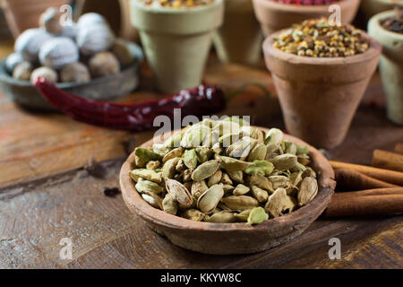 D'épices les plus chères au monde - cardamomes vertes avec des graines noires, utilisé comme ingrédient dans de nombreux plats et à usage médical close up Banque D'Images