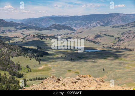 Avis de lamar valley et le spécimen Ridge Mountains en été au parc national de Yellowstone, le 4 juillet 2017 dans le Wyoming. (Photo de jacob w. Frank via planetpix) Banque D'Images