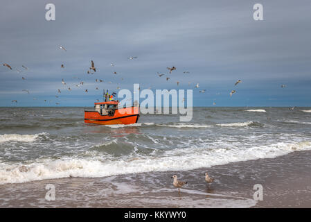 Bateau de pêche revenant de la mer avec des poissons. Banque D'Images