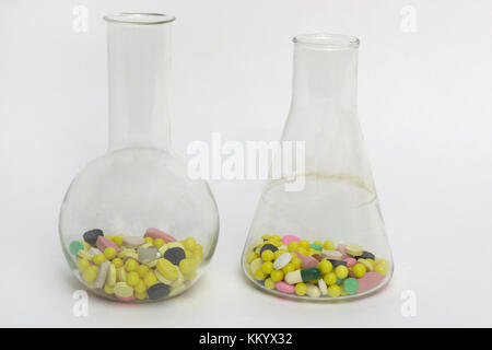 Le verre de laboratoire : rond et conique, fond plat et long, les flacons remplis de pilules colorées et dragee Banque D'Images