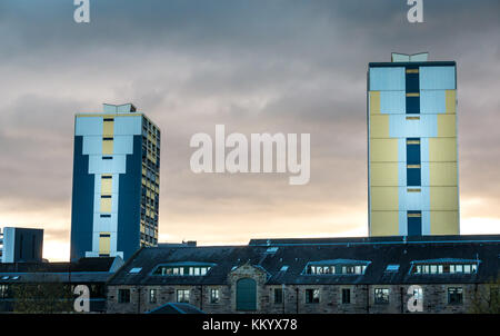 Appartements de conseil, immeubles de tours de logements sociaux, Citadel court, Couper Street, contre le ciel sombre nuageux, Leith, Édimbourg, Écosse, Royaume-Uni Banque D'Images