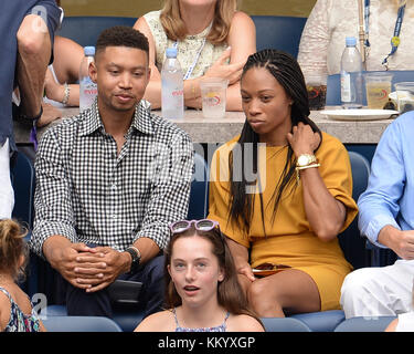 NEW YORK, NY - 10 SEPTEMBRE : Allyson Felix a vu Angelique Kerber d'Allemagne gagner (6-3) (4-6) (6-4) (6-4) contre Karolina Pliskova de la République tchèque lors de leur match de finale en simple féminin le treizième jour de l'US Open 2016 au centre national de tennis Billie Jean King de l'USTA le 10 septembre, 2016 dans le quartier Flushing du Queens borough de New York. Les gens : Allyson Felix Banque D'Images