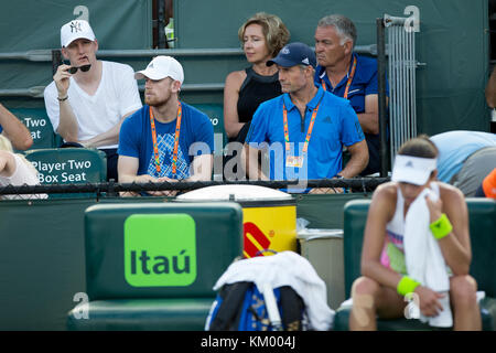 KEY BISCAYNE, FL - MARS 26: Le joueur de football allemand National et Manchester United Bastian Schweinsteiger regarde la petite amie Ana Ivanovic de Serbie dans son troisième match rond à l'Open de Miami. Bastian Schweinsteiger est un footballeur professionnel allemand qui joue comme milieu de terrain pour le club anglais Manchester United et l'équipe nationale allemande au Crandon Park tennis Centre le 26 mars 2016 à Key Biscayne, en Floride. Personnes: Bastian Schweinsteiger Banque D'Images