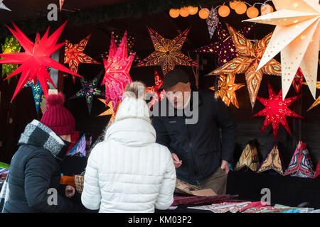 Marché de Noël stalle vendant des lanternes en papier à Edinburgh Christmas Market, Écosse, Royaume-Uni Banque D'Images