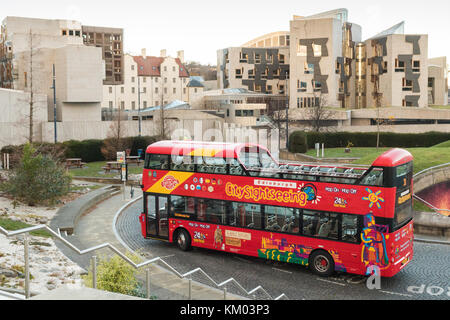 Edinburgh City sightseeing bus touristique et bâtiment du parlement écossais, Edimbourg, Ecosse, Royaume-Uni Banque D'Images