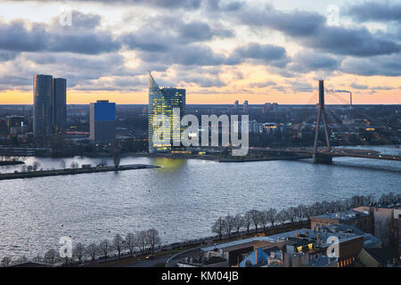 Vue panoramique sur le centre-ville de Riga et vansu pont sur la rivière Daugava au coucher du soleil en hiver Banque D'Images
