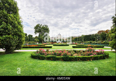 Vienne, Autriche - 21 août 2012 : volksgarten parc public et personnes jardin avec l'impératrice Elisabeth monument de la Hofburg, à Vienne, en Autriche. Banque D'Images