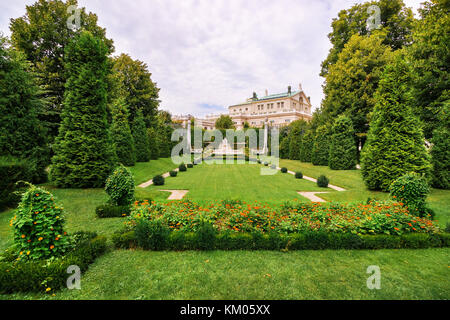 Vienne, Autriche - 21 août 2012 : volksgarten parc public ou personnes jardin avec l'impératrice Elisabeth monument de la Hofburg de Vienne, en Autriche. Banque D'Images