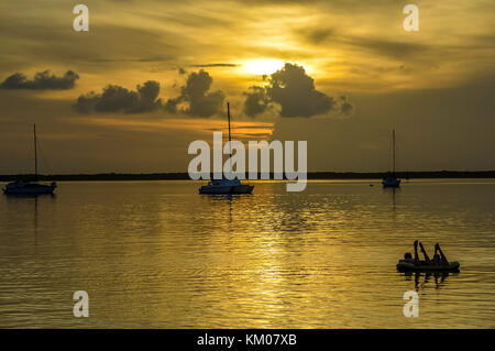 Coucher du soleil coucher du soleil à keywest key west florida usa avec voile et flottant silhouette personnes heure d'or Banque D'Images