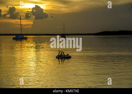 Coucher du soleil coucher du soleil à keywest key west florida usa avec voile et flottant silhouette personnes heure d'or Banque D'Images